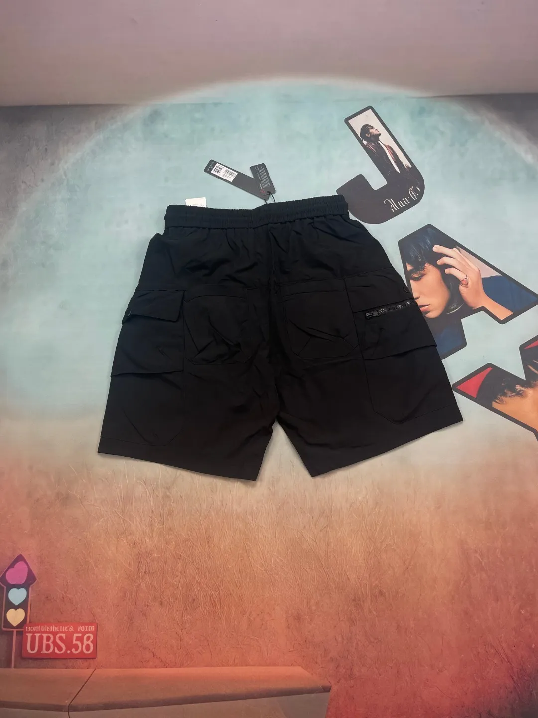 🅿️230 🔘Model number-BS701 🔘Stone Island𝐒𝐓𝐎𝐍𝐄 𝐈𝐒𝐋𝐀𝐍𝐃 25SS large pocket zipper quick-drying badge embroidered sports shorts* The fabric has been specially treated, feels great and is also particularly durable. From the design point of view, these shorts have a classic workwear style, with multiple large pockets, which are not only practical for holding things, but also add a sense of fashion. The zippers on the pockets have exquisite details and open and close smoothly. The iconic compass logo is low-key and unique, instantly upgrading your look. The waist drawstring design can be adjusted according to your waistline, making it more comfortable to wear. There are also many color choices, including classic black, which is versatile and slimming; calm military green, full of outdoor atmosphere; and personalized brown, eye-catching and fashionable. The matching suggestions are as follows: Casual street style: Pair the upper body with a white loose T-shirt, and then wear a pair of black and white sports shoes, such as Converse classics, which are simple and trendy, and are very eye-catching when going out on the street. Outdoor functional style: Wear a black quick-drying short-sleeved jacket inside, a jacket outside, and these shorts on the lower body, along with a pair of outdoor hiking shoes, and a large-capacity functional backpack, which is perfect for hiking and traveling outdoors. Simple sports style: Wear a sports vest on top, a thin sports jacket on top, and pair with these shorts and a pair of sports running shoes to go for fitness or running, comfortable and energetic.  Size: M L XL XXL Color: Black, Light Brown, Army Green